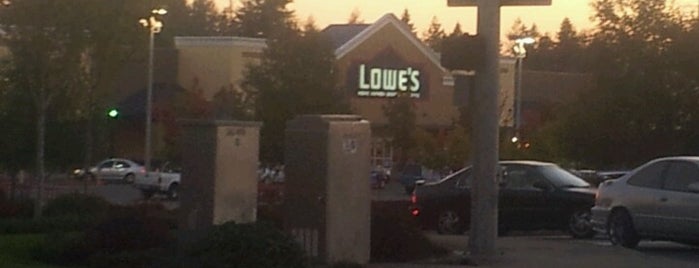 Lowe's is one of Locais curtidos por Monique.