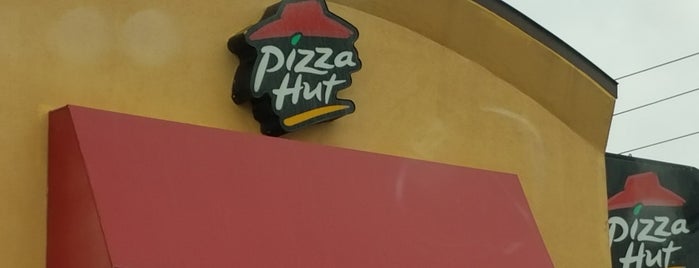 Pizza Hut is one of สถานที่ที่ Christina ถูกใจ.