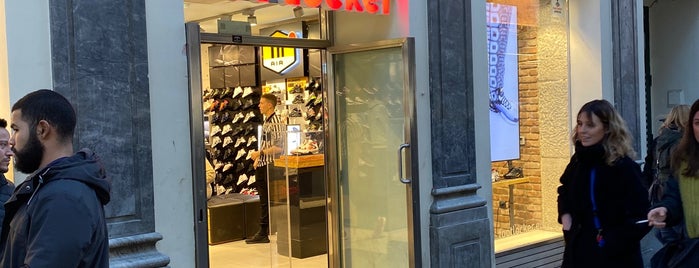 Foot Locker is one of Nicolás’s Liked Places.