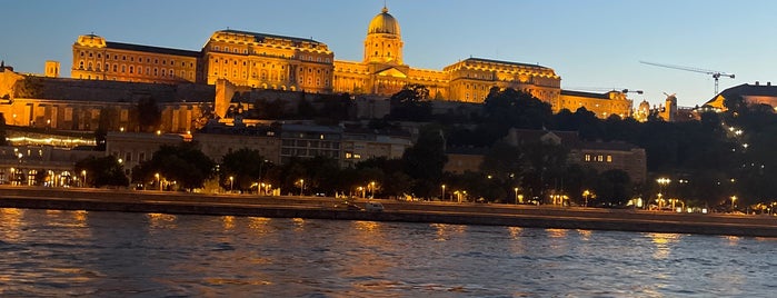 Parlement Kupolaterem is one of Budapest Gez-Gör.