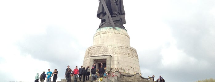 Monumento de Guerra Soviético en Treptower Park is one of Berlin.