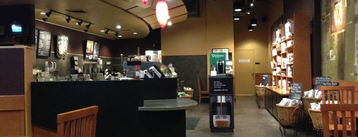 Starbucks is one of Orte, die Kelly gefallen.