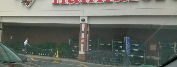 Hannaford Supermarket is one of สถานที่ที่ JAMES ถูกใจ.