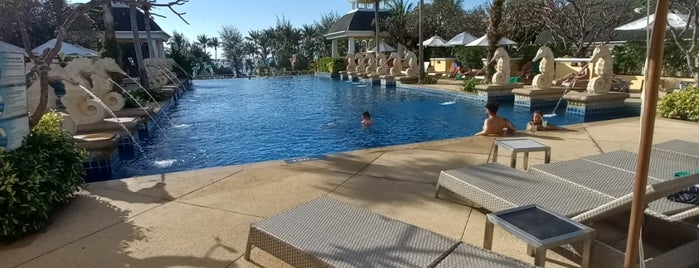 Sky Pool @Phuketgraceland Resort&Spa is one of Тай.