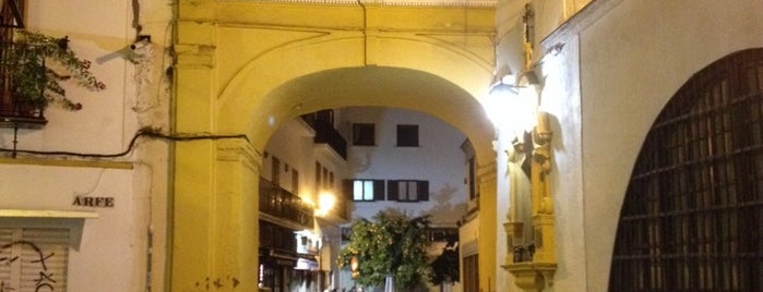 Arco del Postigo is one of Lugares favoritos de Vanessa.