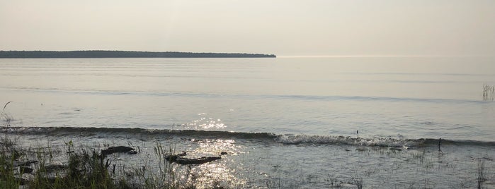 Rowley's Bay Resort is one of Lugares favoritos de Shelley.