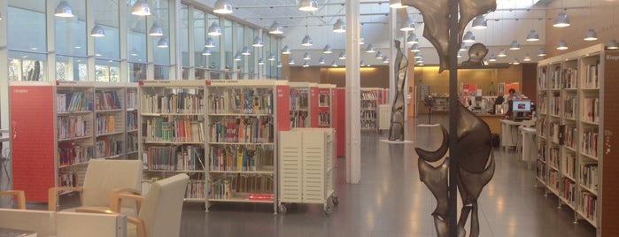 Biblioteca Francesc Candel is one of Bibliotecas con WIFI en Barcelona.
