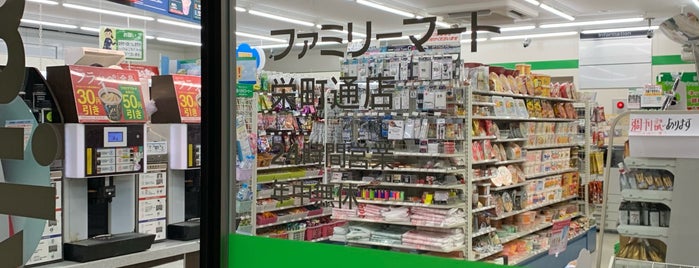 FamilyMart is one of 神戸のコンビニ.