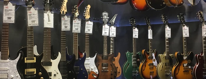 Guitar Center is one of Tempat yang Disukai Jordan.