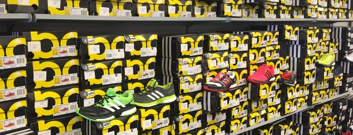 Adidas Outlet Store is one of Dimitra'nın Beğendiği Mekanlar.
