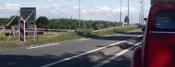 Hillegomsebrug is one of snelwegen tolbruggen enz.