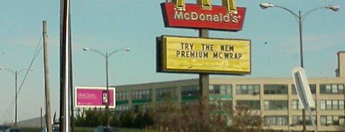 McDonald's is one of Tempat yang Disukai Ronnie.