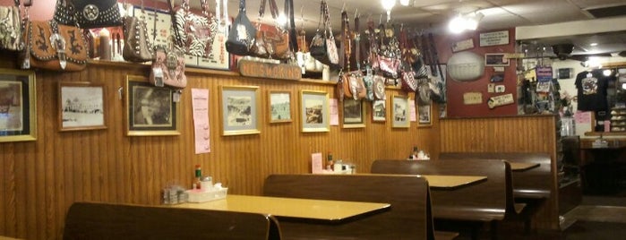 Dale's Family Restaurant is one of Nicholeさんの保存済みスポット.