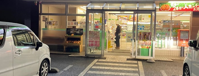 ファミリーマート 越谷公園前店 is one of コンビニ.