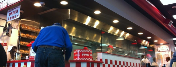 Five Guys is one of Marioさんのお気に入りスポット.
