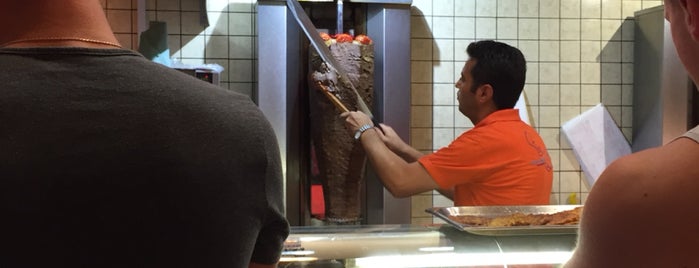 Sapko Kebab is one of สถานที่ที่ Felipe ถูกใจ.