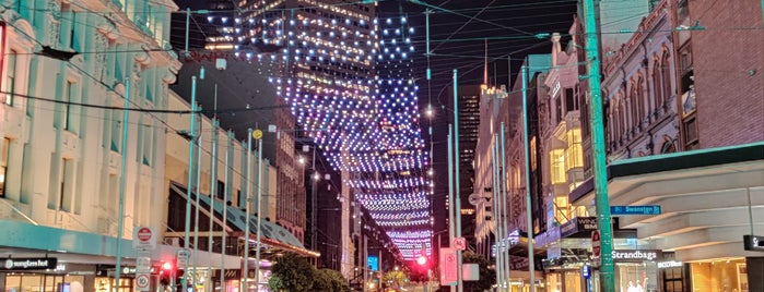Bourke Street Mall is one of Lugares favoritos de Giana.