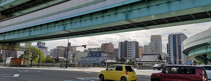石堂大橋交差点 is one of 道路.