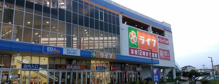 ライフ 出屋敷店 is one of Hirakata, JP.
