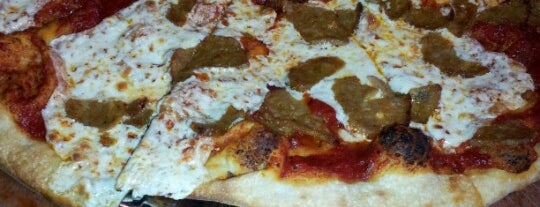 Coal Fire Pizza is one of สถานที่ที่บันทึกไว้ของ Chris.
