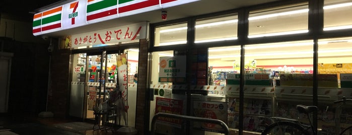 セブンイレブン 本木店 is one of コンビニ.