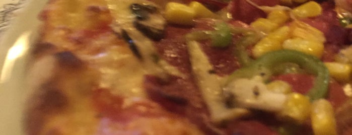Foto's Pizza is one of Gespeicherte Orte von Yvie.