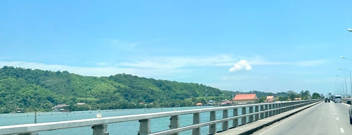 Tinsulanonda Bridge is one of สงขลา-ปัตตานี.