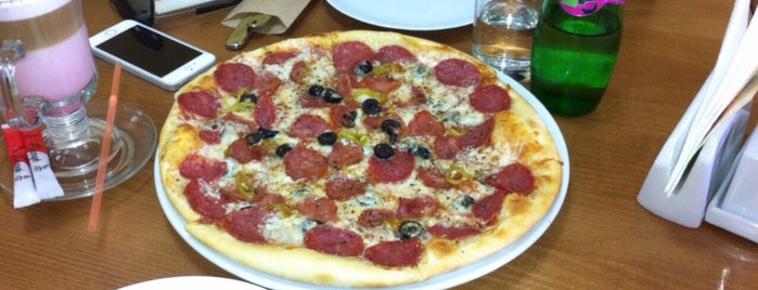 Oliva Pizza is one of สถานที่ที่ Lena ถูกใจ.