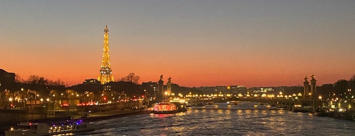 Pont de la Concorde is one of Lieux qui ont plu à Teresa.