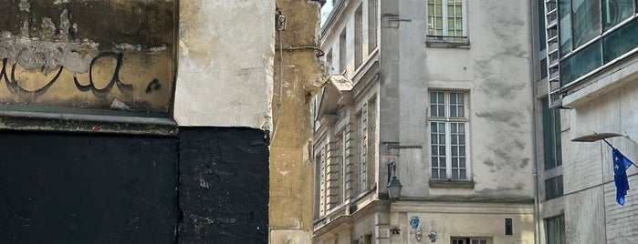 Rue du Cloître-Saint-Merri is one of Eglises de Paris.