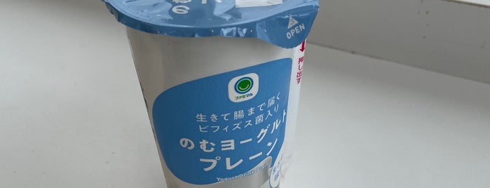 FamilyMart is one of コンビニ3.