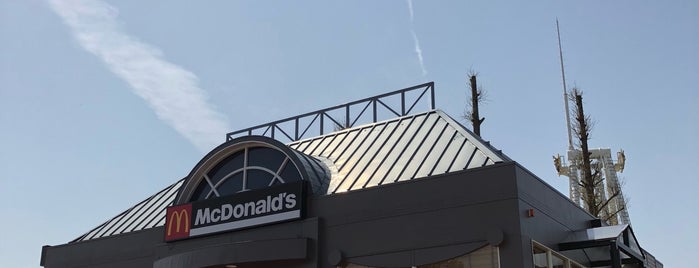 McDonald's is one of 熊本のマクドナルド.