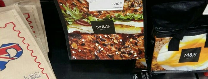 Marks & Spencer is one of Orsolyaさんのお気に入りスポット.
