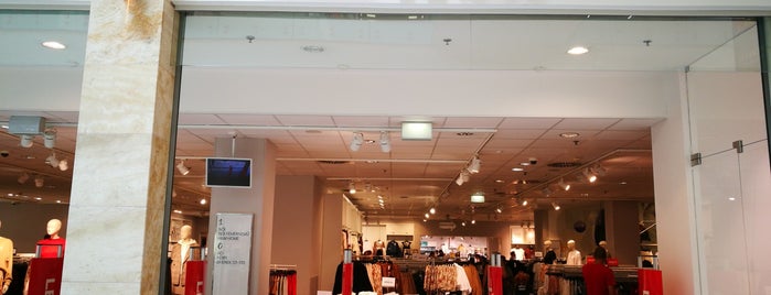 H&M is one of Aréna Plaza.