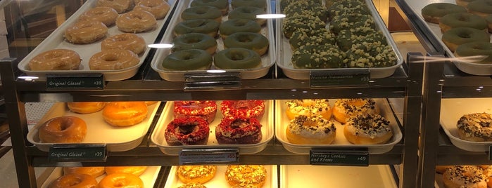 Krispy Kreme is one of Tempat yang Disukai Shank.