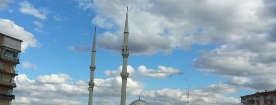 Çamlıca Merkez Camii is one of Lugares favoritos de Halil.
