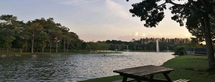Kota Kemuning Lakeside is one of Lover'in Beğendiği Mekanlar.