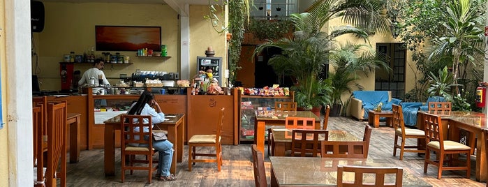El Pais de las Maravillas Cafe is one of Checar.