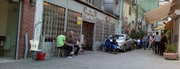 Atlas Cafe is one of Posti salvati di cihan.