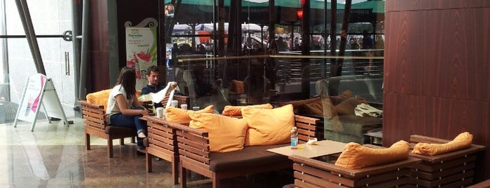 Starbucks is one of Lugares favoritos de Irina.