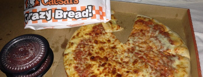 Little Caesars Pizza is one of Lugares favoritos de Mary.