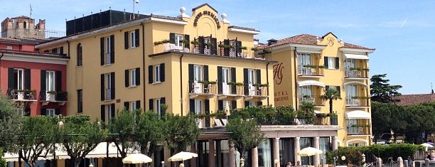 Hotel Sirmione is one of Orte, die Burçin gefallen.