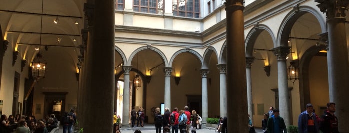 Palazzo Strozzi is one of Lugares favoritos de Olivia.