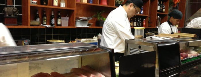 Yumi's Sushi Bar is one of Lugares favoritos de Okan.