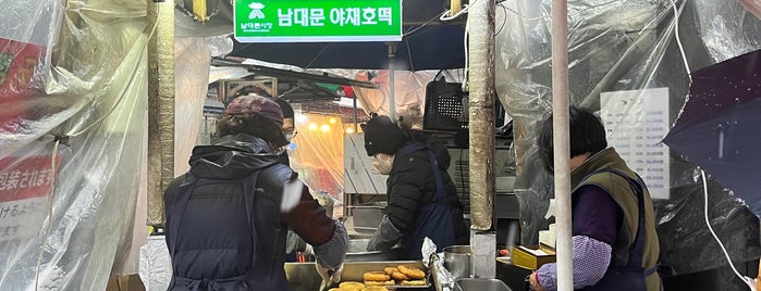 남대문 야채 호떡 is one of Tempat yang Disukai EunKyu.