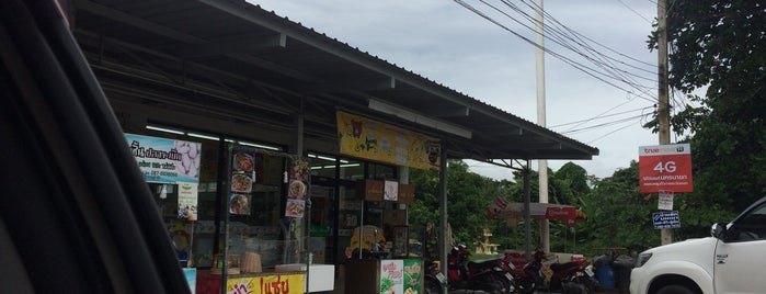 7-Eleven (เซเว่น อีเลฟเว่น) is one of Tempat yang Disukai Weerapon.
