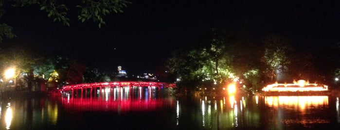 Hồ Hoàn Kiếm (Hoan Kiem Lake) is one of Antoineさんのお気に入りスポット.