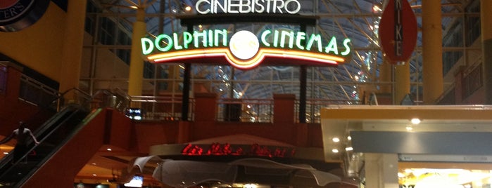Dolphin Mall is one of Lugares favoritos de Héctor.