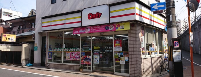 デイリーヤマザキ 東福寺駅前店 is one of コンビニ.