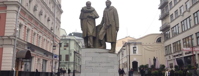Памятник Станиславскому и Немировичу-Данченко is one of Lieux qui ont plu à JiYoung.